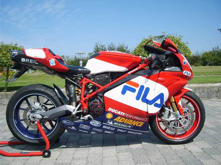 Ducati 999R Fila  nr. 113/200 - Elegant design med originalt rødt forhjul og blåt baghjul!!! billede 3