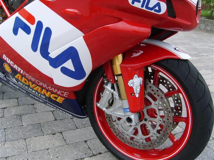 Ducati 999R Fila  nr. 113/200 - Brembo radial bremser på öhlins forgaffel og magnesium fælg (som er rødt). Der er virkelig "bid" i de bremser!! billede 10