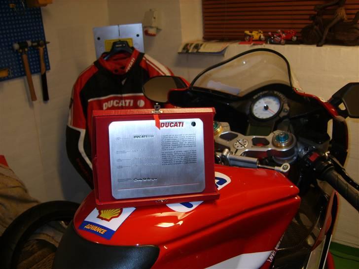 Ducati 999R Fila  nr. 113/200 - Sølvpladen som følger med Filaen fra fabrikken og er et "ægthedscertifikat"! billede 19