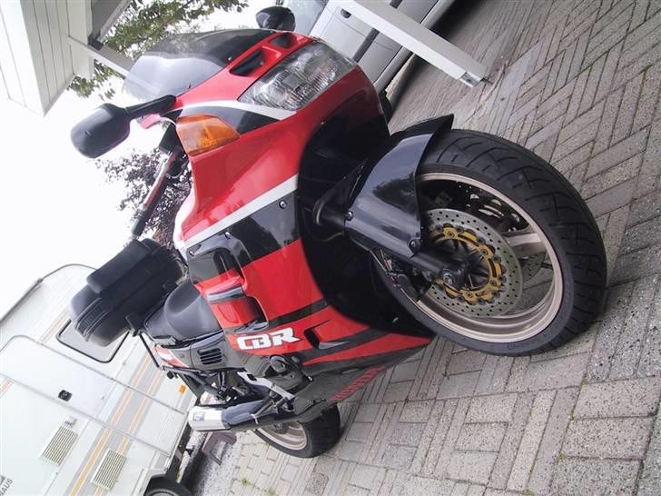 Honda CBR1000F SC24 billede 1