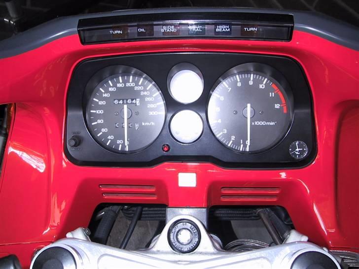 Honda CBR1000F SC24 - Rart at vide hvad klokken er! Det skæmmer da ikke? billede 5