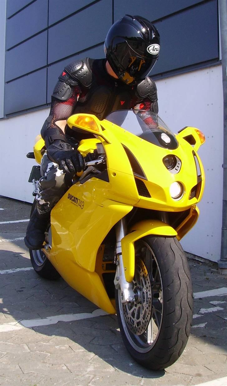 Yamaha YZF R1 – R.I.P. - Den kører godt, såd´n en weekend-Luigi. Men farven er væsentligt mere hidsig end sylten...;-) billede 8