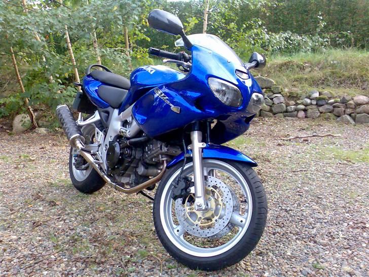 Suzuki SV650S "SOLGT" - Her holder min cykel i gården ved min lejlighed billede 1