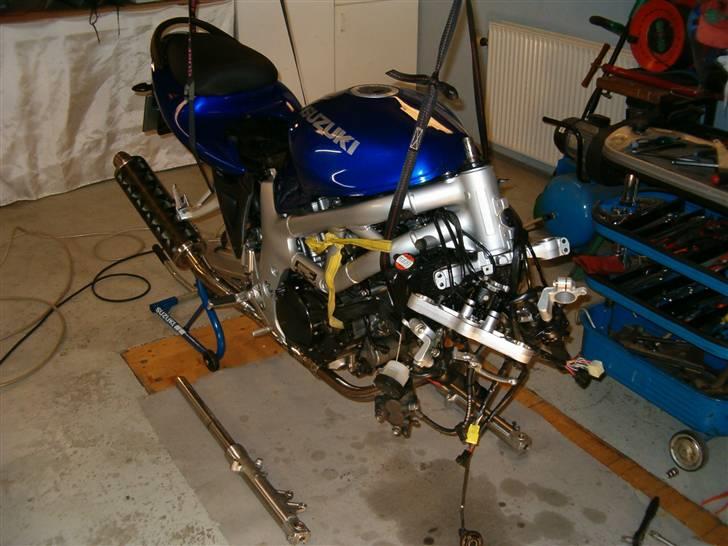 Suzuki SV650S "SOLGT" - Både gaffelben og kronrør blev skilt af for blive smurt op billede 4