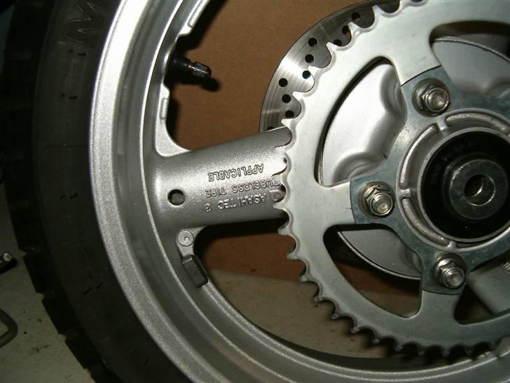 Suzuki SV650S "SOLGT" - Alt blev selvfølgeliv rengjort 100% og smurt op inden det blev samlet igen billede 5