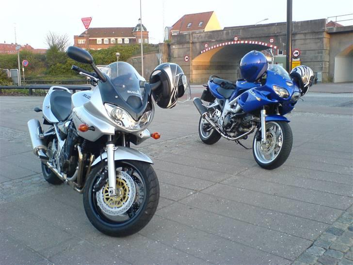 Suzuki SV650S "SOLGT" - Jeg kører ofte sammen med min far, har dog lidt problemer med at følge med, hehe. Den trækker godt sådan en 1200 billede 7