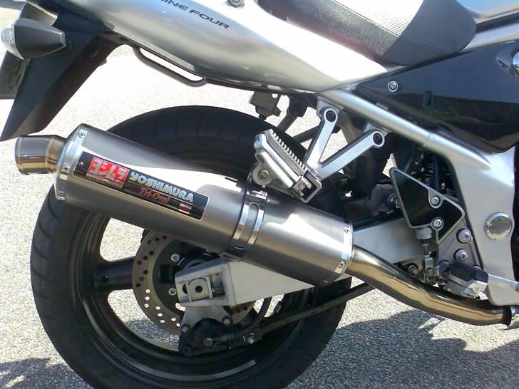 Suzuki SV650S "SOLGT" - Lyd skal der på "Yoshimura tri oval" fik min far på i foråret 07 (Kan godt anbefales, lidt dyr men herre fed lyd) billede 8