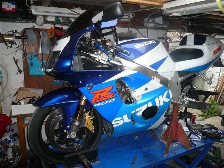 Suzuki gsxr 600 srad  SOLGT - står i garaggen pga fælg og dækskifte efter punktering  billede 1