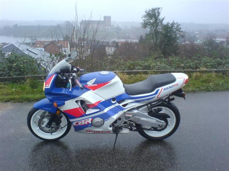 Honda CBR 600 F2  - en trist regnvejrs dag hvor den stod stille.. billede 1