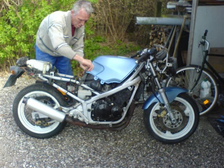 Suzuki gsx-R 250 - ...men ´pappa´ hjælper med at samle.. :) billede 5