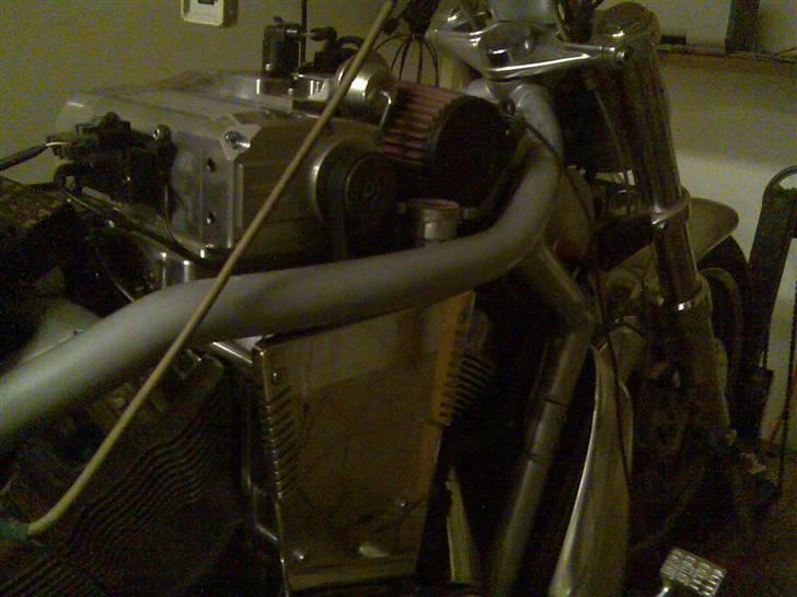 Harley Davidson Sport Touring VRSCA - En jeg så hvor der var sat kompresser på skulle yde 160 hk på bagdæket billede 15