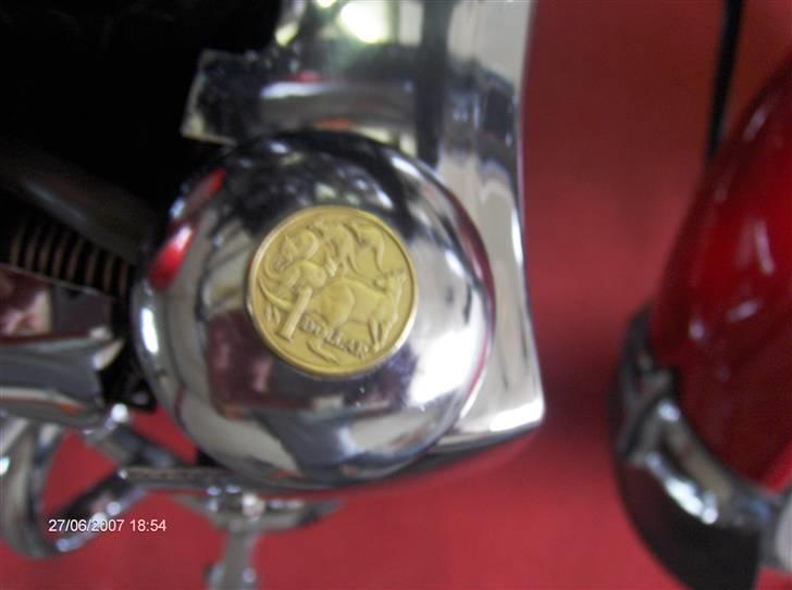 Honda Super Magna VF 700C - hæ hæ, jeg har gået i Australien!! Australsk one-dollar påsat køleproppen.  billede 2