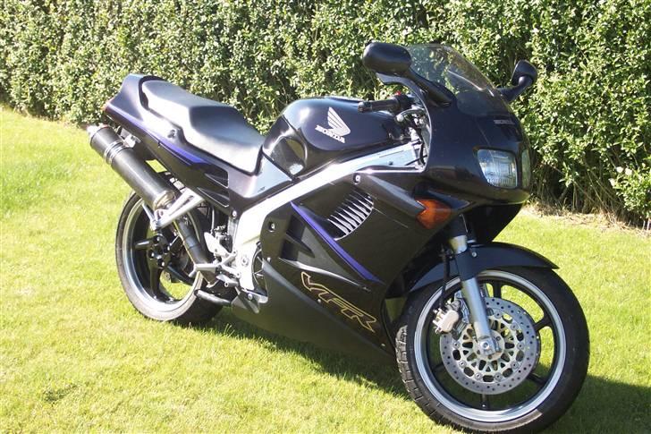 Honda VFR 750 - SOLGT - MC netop købt, og kommet hjem i haven til skue - 07/2005 billede 1