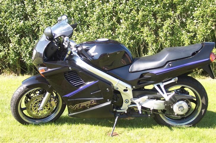 Honda VFR 750 - SOLGT - MC netop købt, og kommet hjem i haven til skue - 07/2005 billede 2
