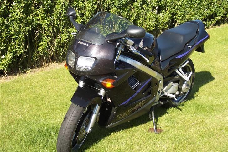 Honda VFR 750 - SOLGT - MC netop købt, og kommet hjem i haven til skue - 07/2005 billede 3