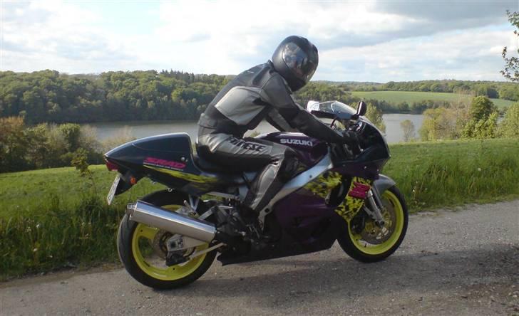 Suzuki GSX-R 750 T - Dainese 2-delt læderdragt, model "T. Flanker Div." Schuberth S1 hjelm, Mat-sort. Dainese Back Protector, model WAVE. Er fuldt ud tilfreds med det. billede 13