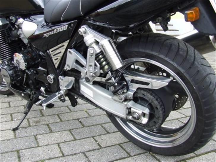 Yamaha XJR 1300 (solgt) - Poleret fælg og kædeskærm, samt et cover på støddæmperen... bling bling. billede 13