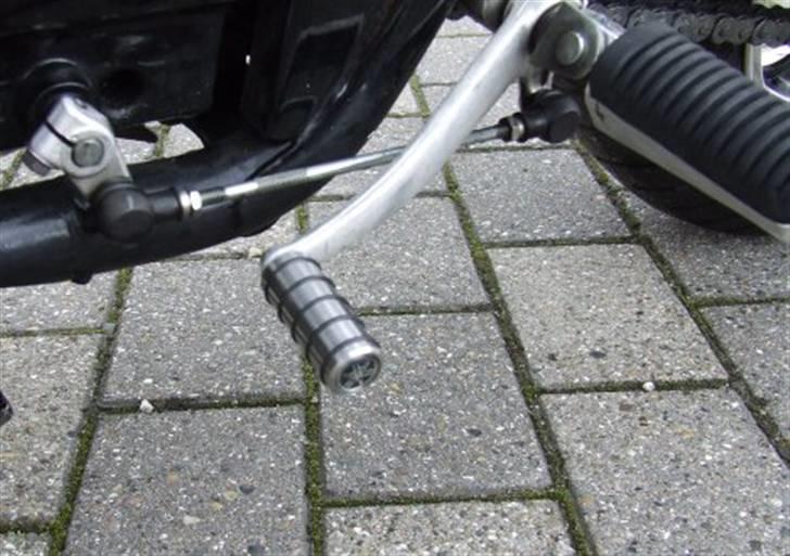 Yamaha XJR 1300 (solgt) - Større og pænere gearpedal-dims - ser godt ud og er nem at "få fat i"... billede 16