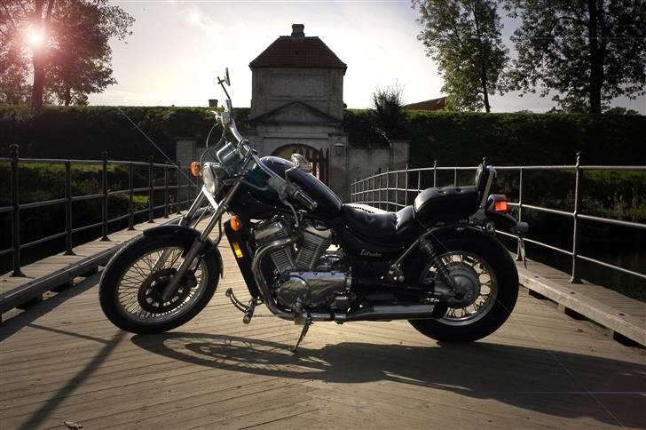 Suzuki Intruder - Her i den nedgående aftensol... det er da en lækker cykel... billede 3