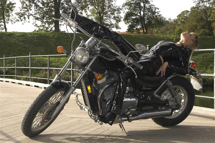 Suzuki Intruder - Man slapper så dejligt af på en Intruder :-) billede 4