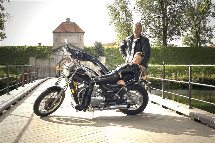 Suzuki Intruder - Det er ikke så svært at se hvem der er lækrest her på billedet billede 5