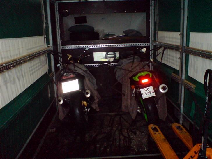 Kawasaki ZX6R - skulle hente hende fra service og da det hele stod i et så blev hun hented i bilen, og da jeg nu var der kunne jeg jo lige så godt tage en anden med på vejen, luci(min mc til højre) skal jo ikke kede sig:) billede 16