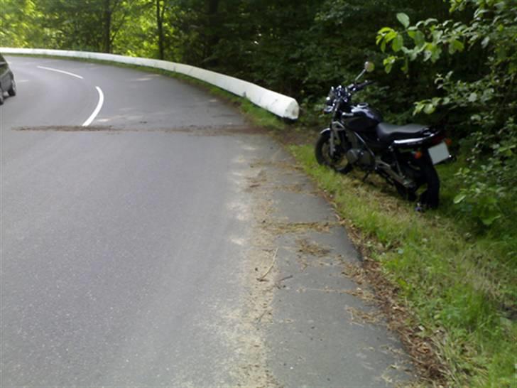 Kawasaki ER-5 **totalskadet** - Og efter 600 km endte det sådan her. Et lumsk sving, forkert tilpasset hastighed, sand på vejen samt et autoværn giver eet stk smadret mc :-( Man kan se på sporet, hvordan det skete. Jorden midt på vejen er der mc´en endte. Jeg slap med knubs ... billede 11