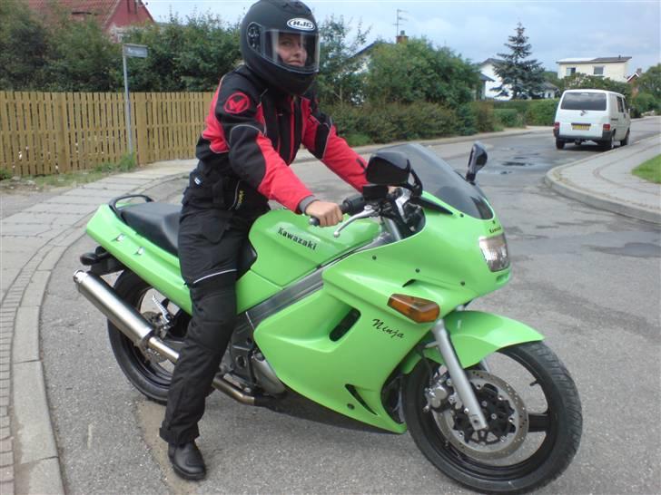 Kawasaki ZZR 250 - Det er tøsen selv;) billede 4