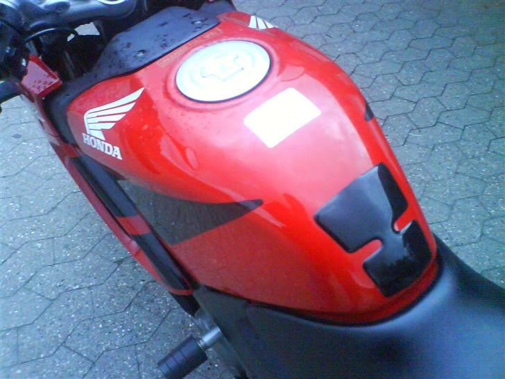 Honda CBR 125 r *Solgt* - gammelt tankpad.. billede 4