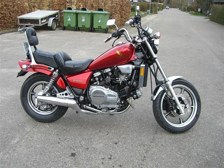 Honda VF700C Magna - Nyvasket, og ren - så fin er min gamle MC billede 1