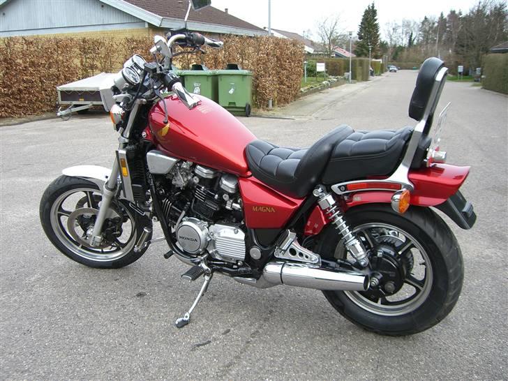 Honda VF700C Magna - Sissybar er standard på denne årgang (1986) billede 3