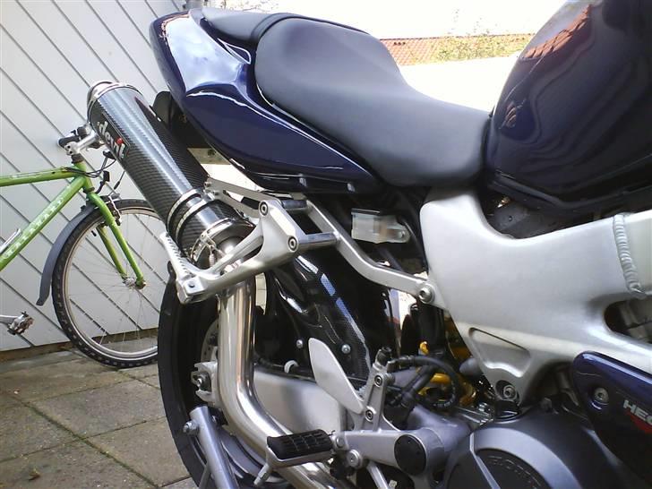 Honda VTR 1000 Firestorm - Udstødning, hugger og undertray monteret billede 3