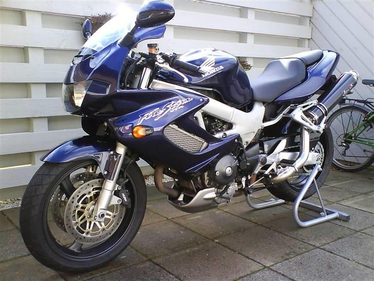 Honda VTR 1000 Firestorm - Udstødning, hugger og undertray monteret billede 4