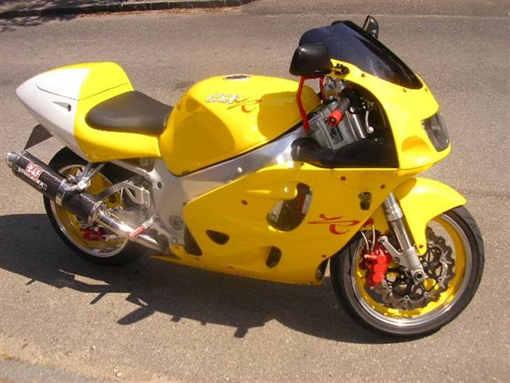 Suzuki GSXR 750 - Det er så cyklen - jeg er mega glad for den, og synes den er mega sprød.  billede 1