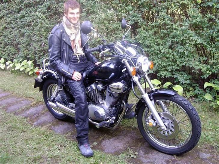 Yamaha XV Virago - Solgt - Den stolte ejer på sin nye over-size knallert. billede 4