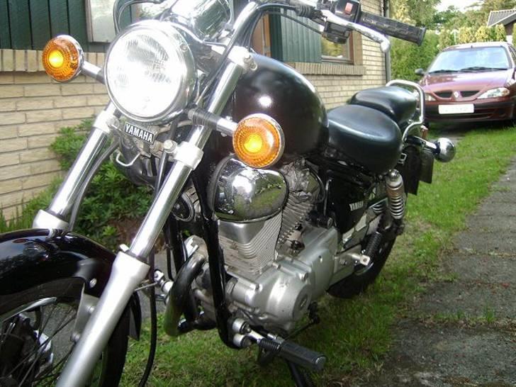 Yamaha XV Virago - Solgt - Her ses luftfilter-kassen, som Virago-famillien tydeligt kan kendes på. billede 5