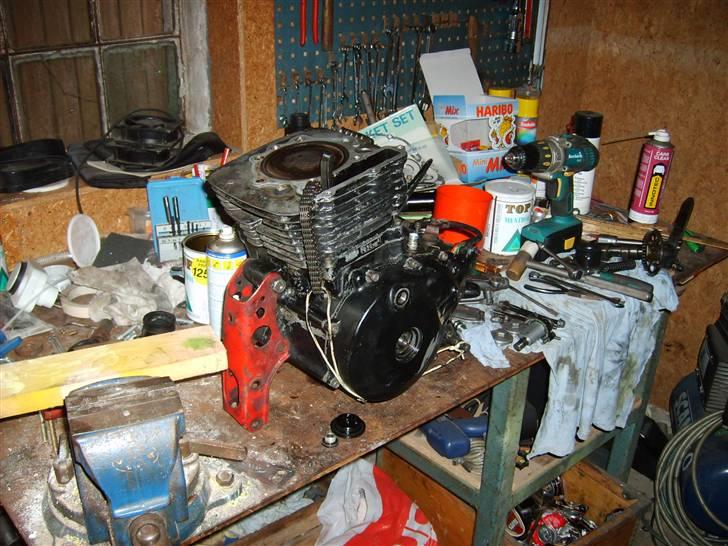 Yamaha XT 600 Z **Solgt** - På operationsbordet, cylinderen blev lige skiftet, Defekte gevind fra sidste ejer :-( billede 10