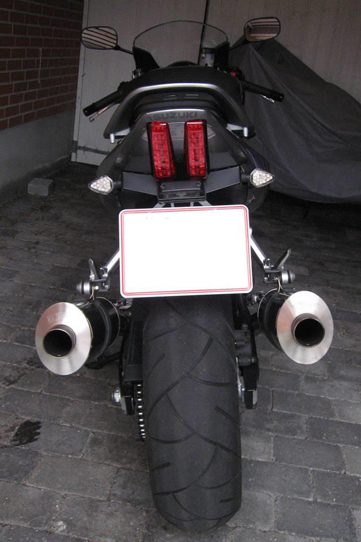 Suzuki SV 1000 SK6 - Et kig ind i Mivv potterne (uden db-killer monteret). Små hvide diodeblink og lille nummerpladeholder billede 2