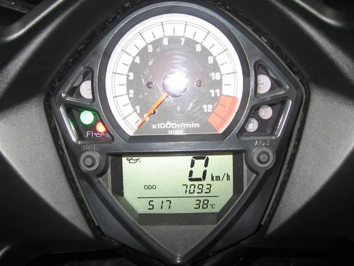 Suzuki SV 1000 SK6 - Et kig på indstrumentering. ODO lige rundet 7000 km. billede 5