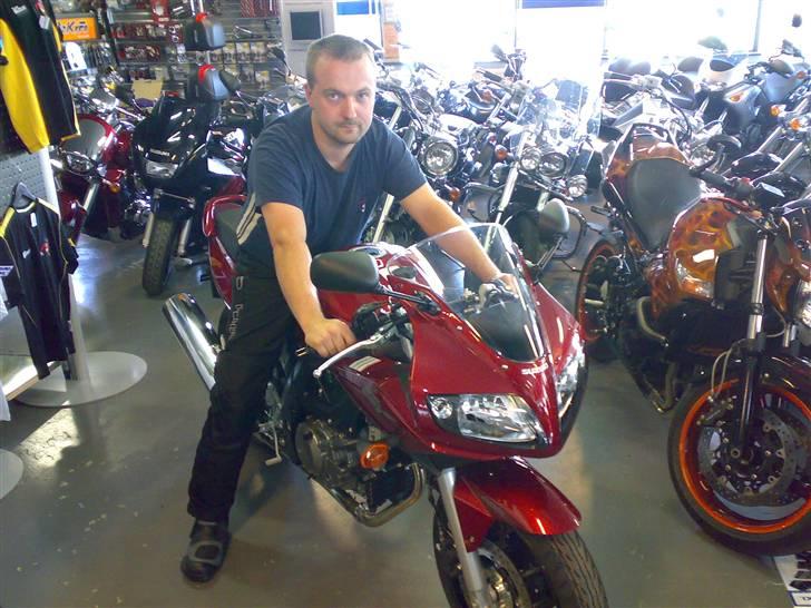 Suzuki SV 650S  - Lucky me på min mc, 2 dage før levering. billede 1