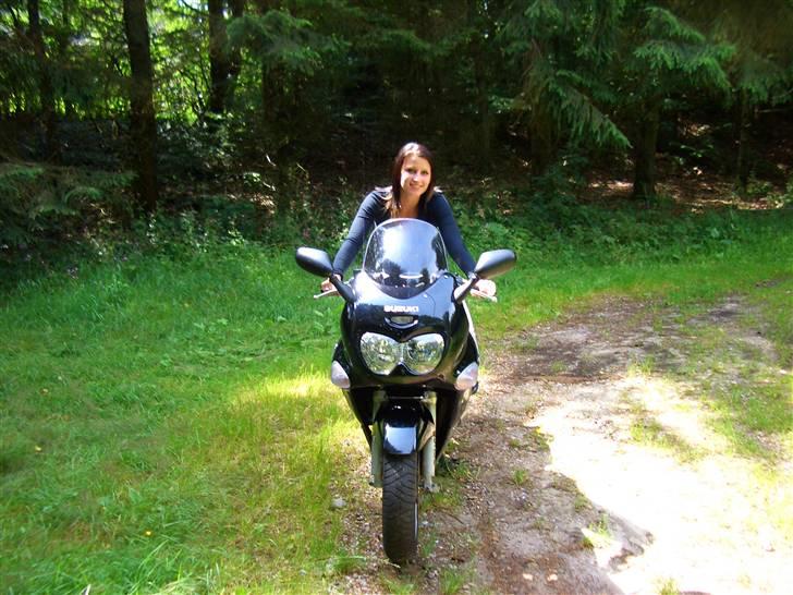 Suzuki GSX750F SOLGT - Så er søster lige kommet op og sidde på dyret... billede 7