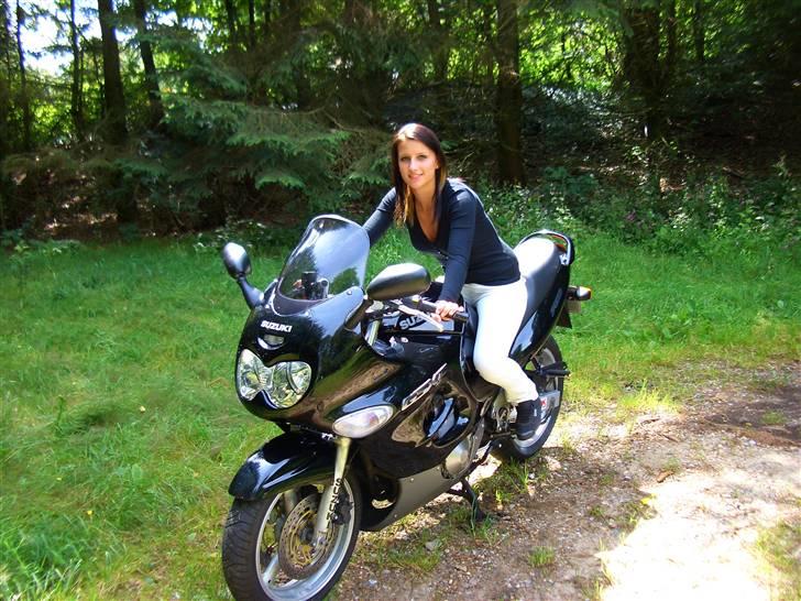 Suzuki GSX750F SOLGT - Så er hun rigtig godt tilpas... billede 8