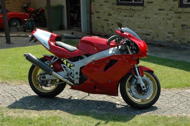 Kawasaki ZXR 750 Solgt - det klædte den faktisk ret godt med den bagende billede 4