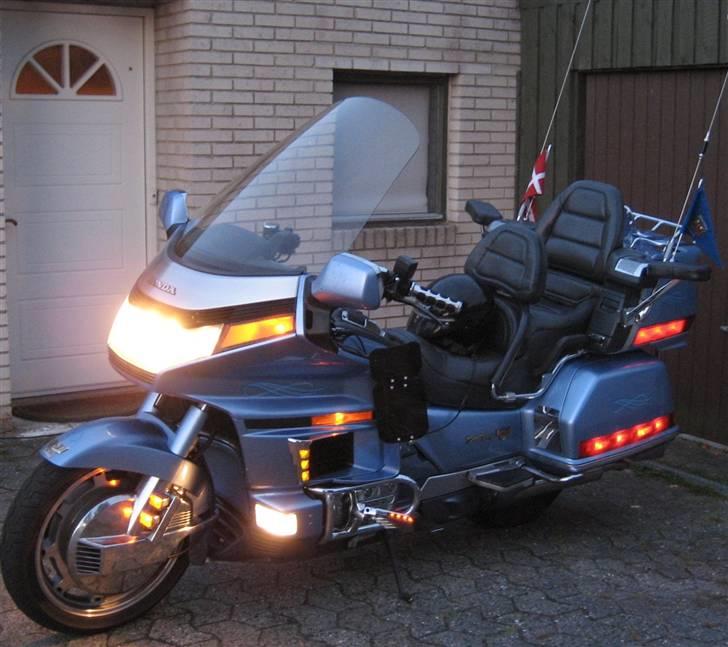 Honda Gl 1500 GoldWing - Fra den anden side med mere lys på billede 15