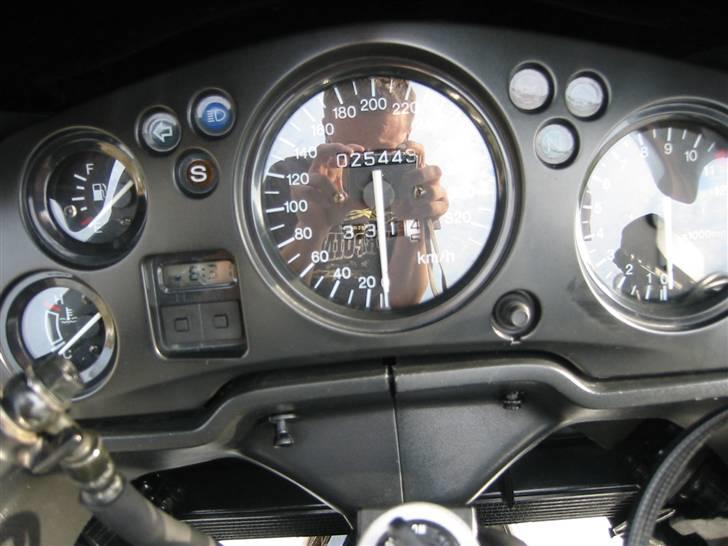 Honda Blackbird, SOLGT - Årgang 1997, et velholdt eksemplar med 25 000 km på klokken billede 6