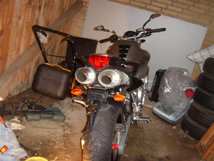 Yamaha FZ6-N - Montage af nummerpladeholder og ny baglygte i klarglas billede 2