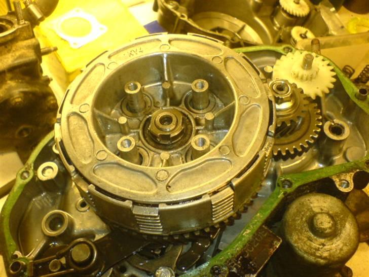 Honda NSR 125F - Koblingen efter jeg har fjernet fjedrene. Men der sidder en låsebolt, der gør at jeg ikke kan få den af. billede 6