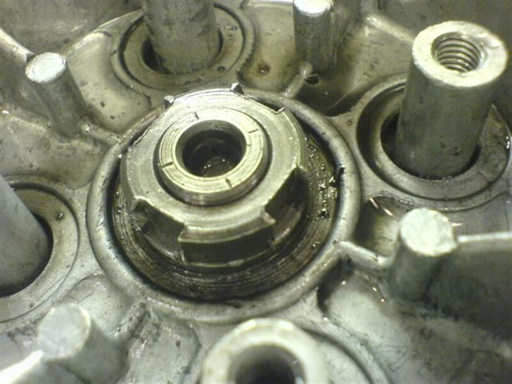 Honda NSR 125F - Det er den her bolt jeg gerne vil have fjernet. billede 7