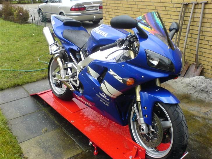 Yamaha R1 Solgt - Billede af den med det gamle kåbeglas i ridium men det sakllede helt af. billede 1