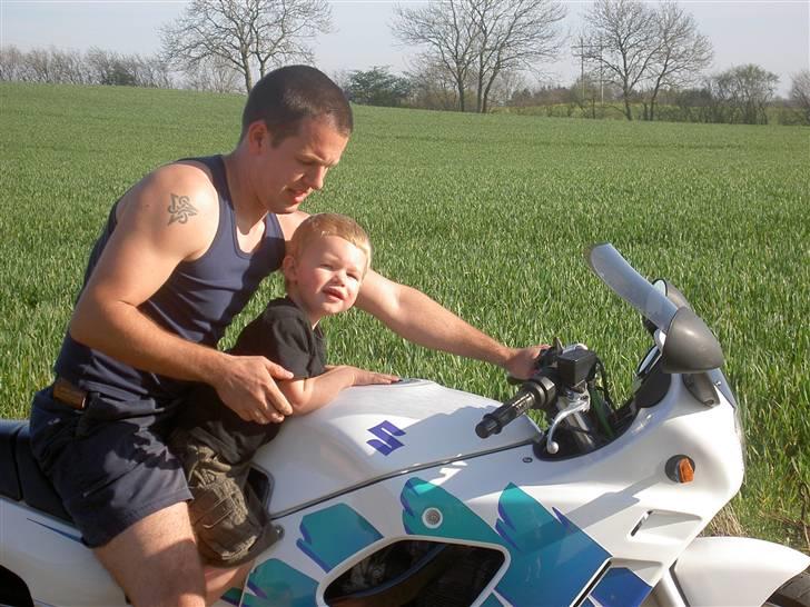 Suzuki GSX600F  SOLGT - Mig og min søn har lige vaske min cykkel og han skulle lige prøve at side lidt med billede 8
